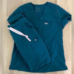 Women’s figs scrubs (small top, xs small tall pants)